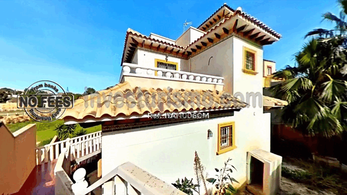 Detached villa with 3 bedrooms and 2 bathrooms with large terraces in Orihuela Costa.